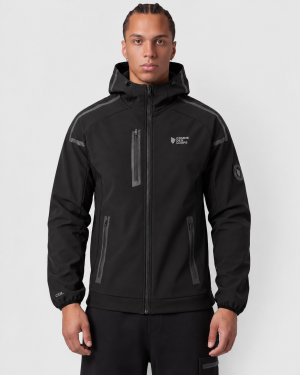 Portrait studio d’une veste technique noire