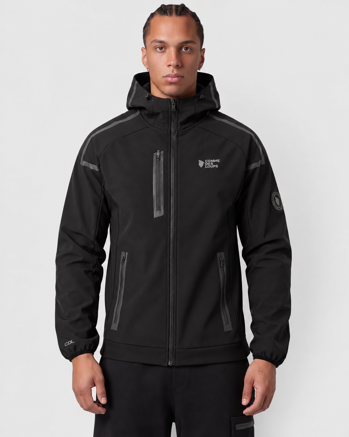Portrait studio d’une veste technique noire