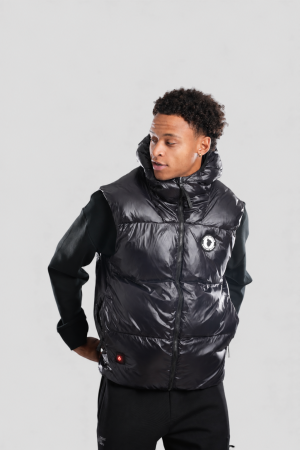 Portrait studio d’un jeune homme en gilet matelassé noir