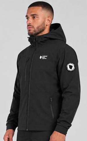 Modèle en survêtement noir techniqued
