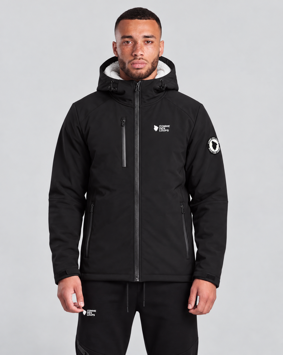 Portrait studio d’une veste noire doublée de sherpa